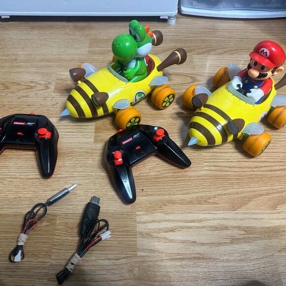 Carrera RC Mario Kart Twin Pack Bumble V, Mario + Yoshi - Picture 2 of 2